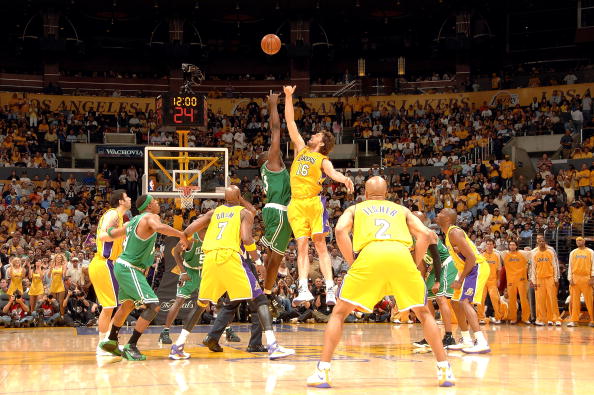 热搜第一！#泰勒斯威夫特官宣订婚 ，男方是知名橄榄球球星