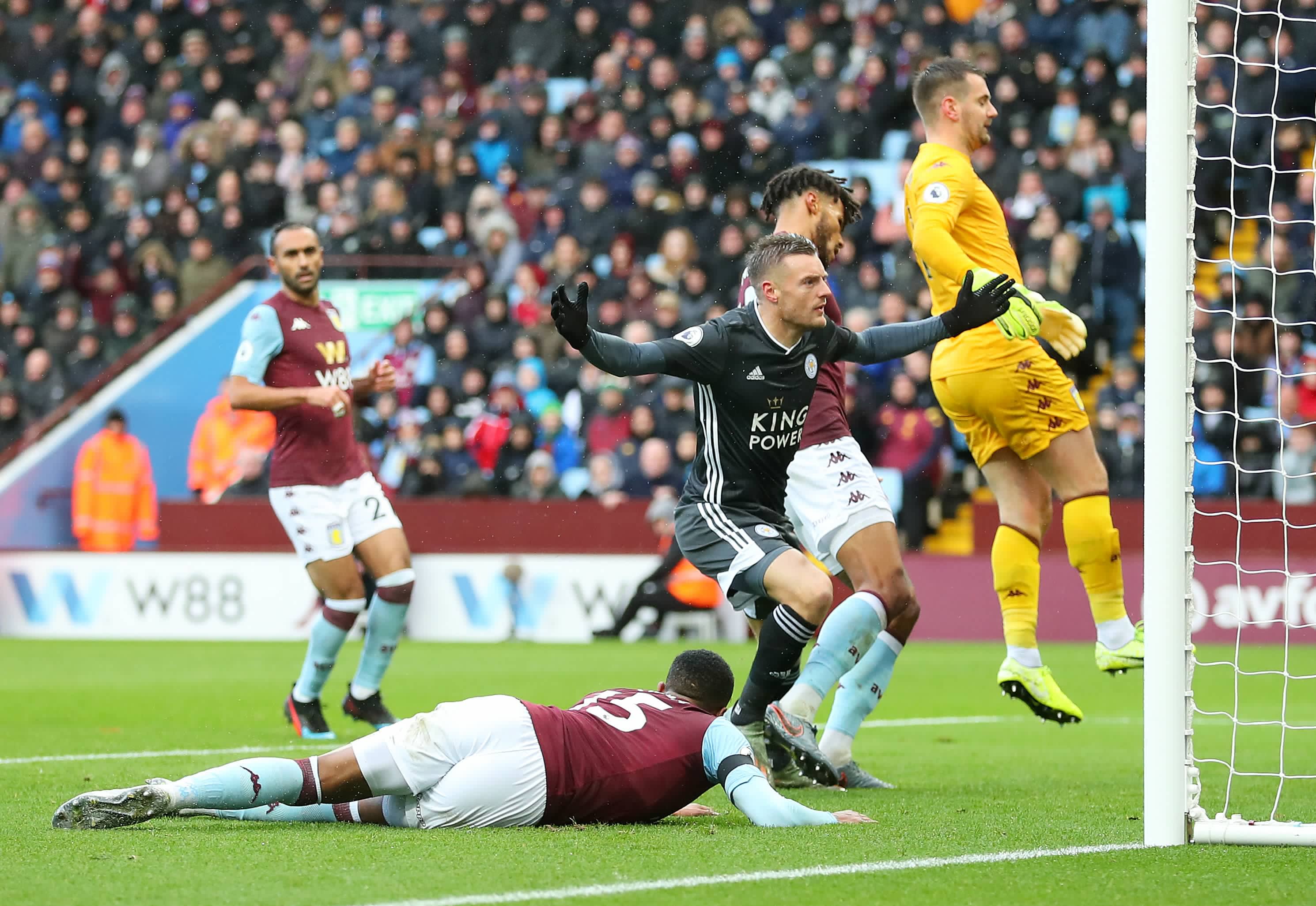 体育CBA：辽宁男篮创意海报致敬受伤球员